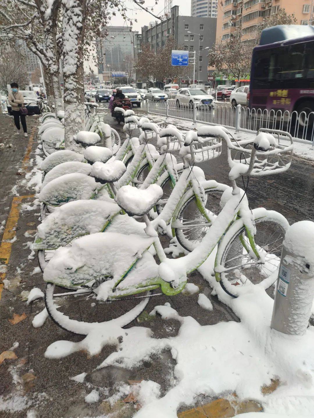 下雪啦徐州的朋友圈里已经在斗雪了