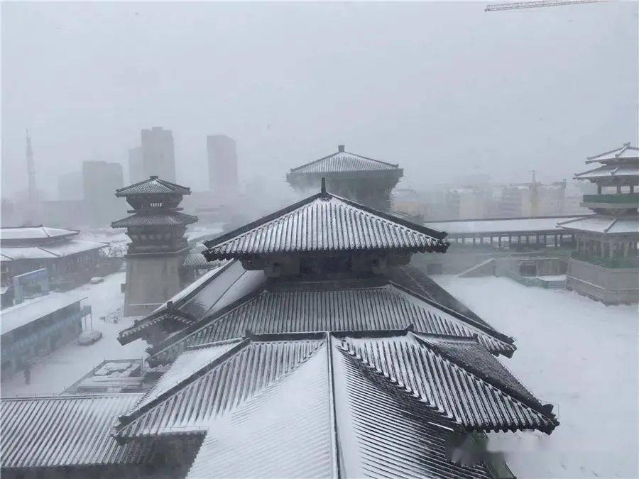 山东中亚今日播报:初雪如约而至,下雪的莒国古城你不知道有多美!