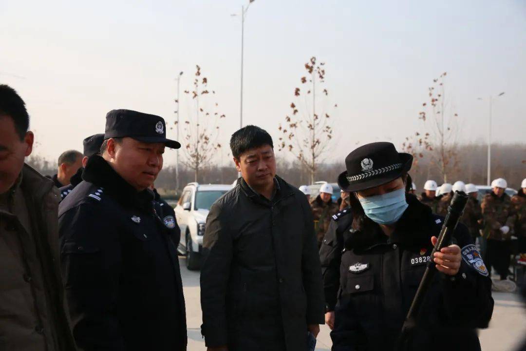 在集结现场,卫辉市公安局督察大队,国保大队分别清点参加拉动演练