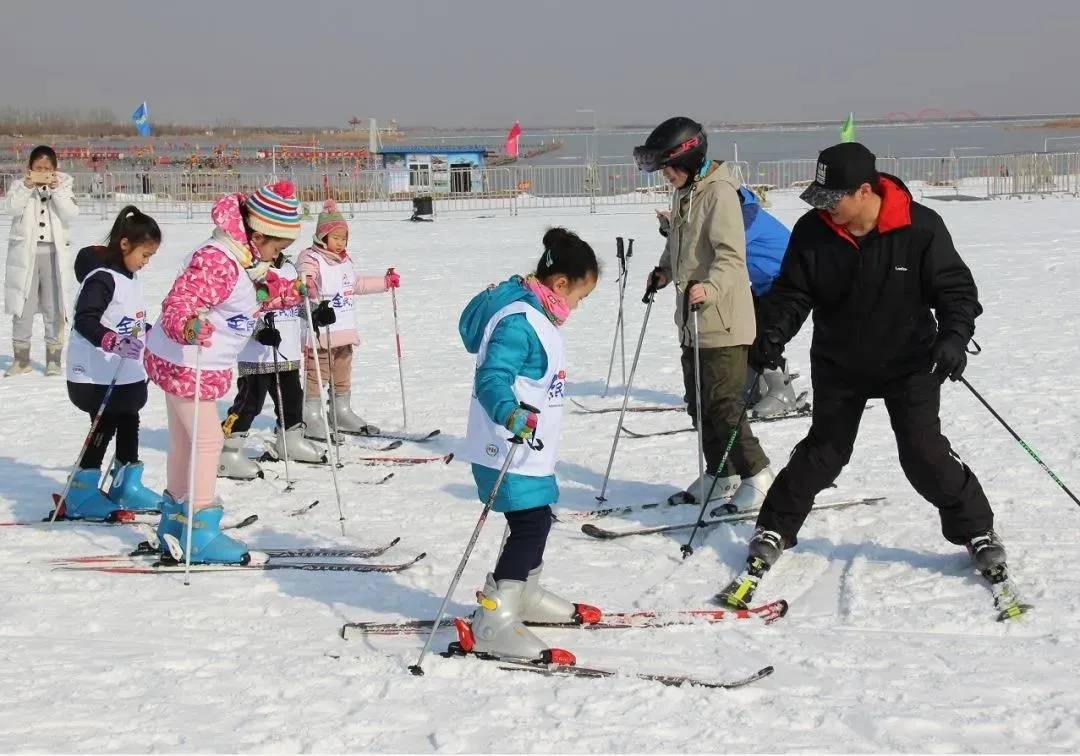 阅海滑雪场位于银川阅海国家湿地公园内,是距市区较近,交通便捷,项目