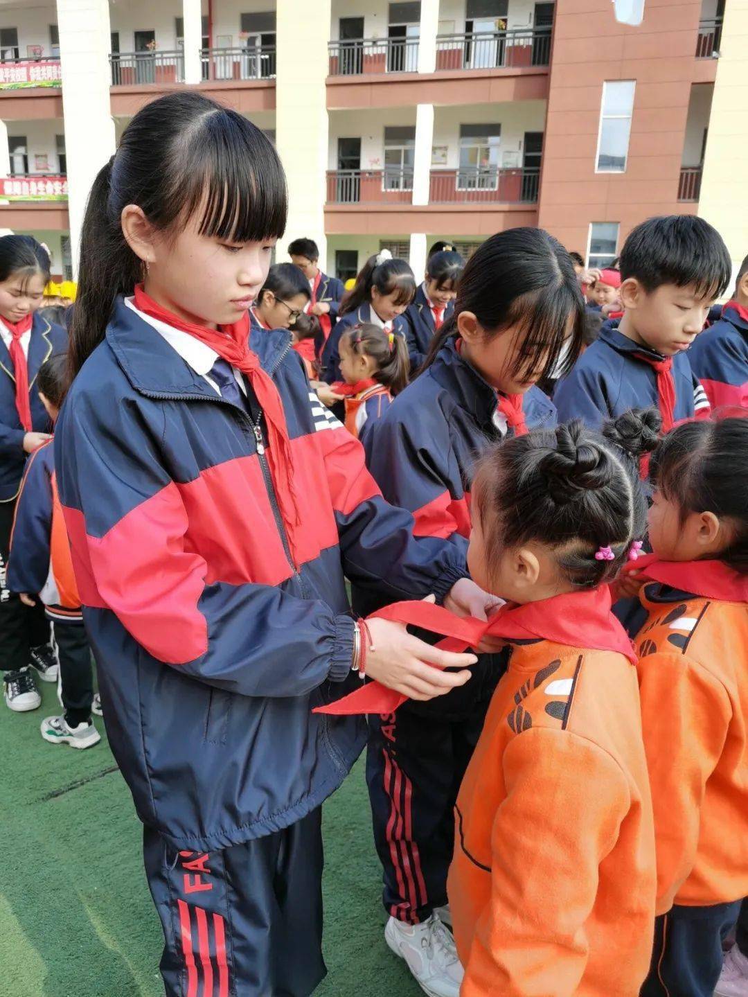 心连新年 迎新队员——记洪宽小学一年级新生入队仪式