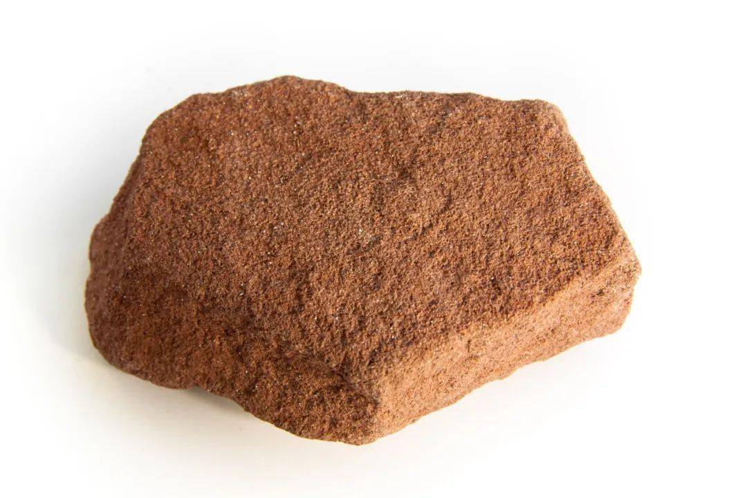 红色砂岩,由石英,长石等矿物颗粒胶结而成,因含有铁的氧化物而呈红色