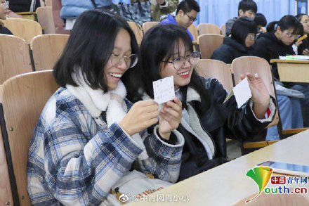 学弟|两个月手写418张贺卡！大三男生为大一学生送上新年祝福