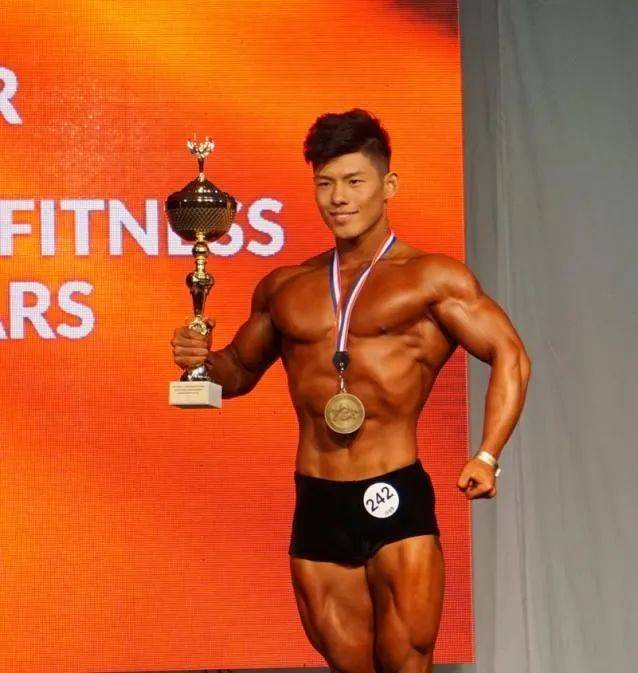 首枚健身锦标赛金牌并第一个实现世锦赛三连冠的健体世界冠军郑少忠
