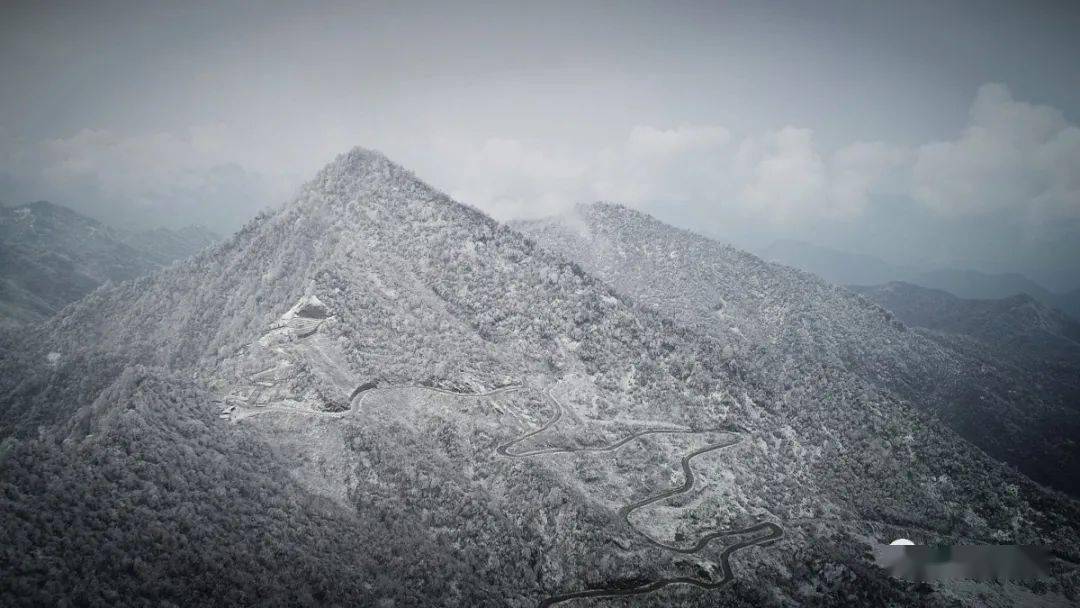 2020年冬天里的大雪也如约来到大雪山筠连大雪山的气温在0度左右盘旋