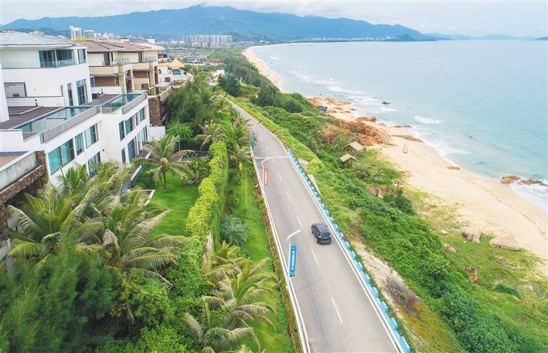 俯瞰海南环岛旅游公路陵水富力湾路段 海南日报记者 武威 摄