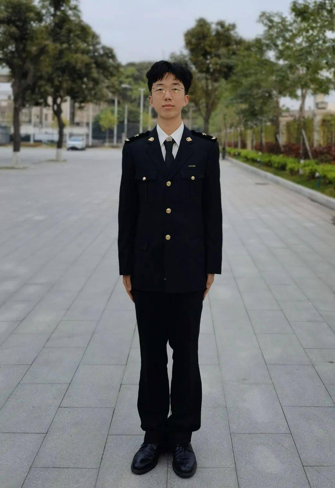 陈敦煜chen dunyu点此亲启海关路漫漫,吾将上下而求索第一次身着制服