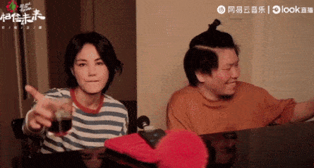 第一个发来视频的是任贤齐,他在地下车库唱了首《春天花会开》,怕唱