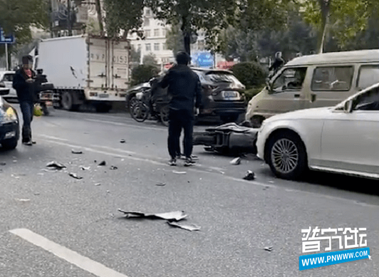 事故普宁某路段发生车祸现场碎片满地