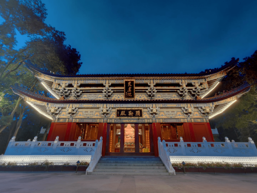 白天看,雍容大度,气势不凡依山取势,仿唐代宫殿建造毗卢院位于凌云