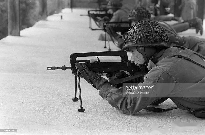 1976年,试验场上的法军famas自动步枪