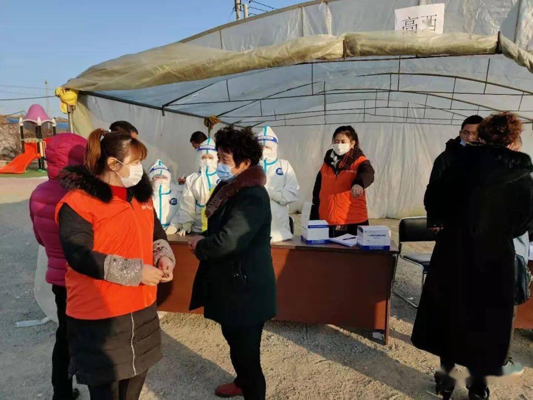 庄河市各级巾帼志愿者奋战在核酸检测一线