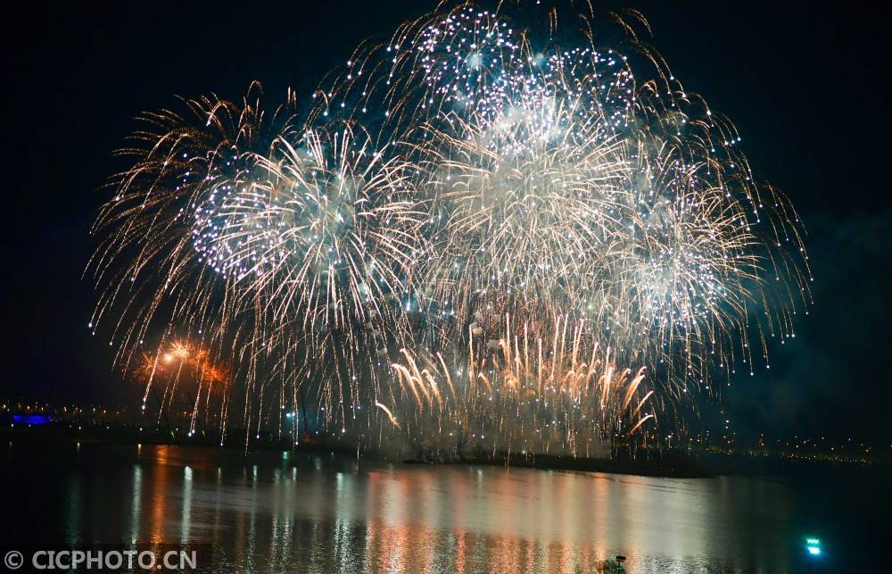 以上图片"2021年新年烟花秀"在上海自贸区临港新片区滴水湖畔璀璨