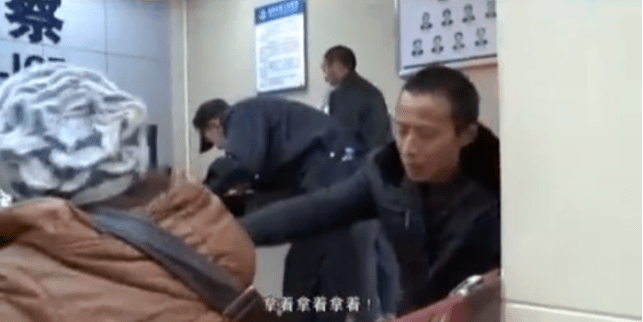 在逼仄的派出所,在喧闹的人群,这句话,充满了黑色幽默.