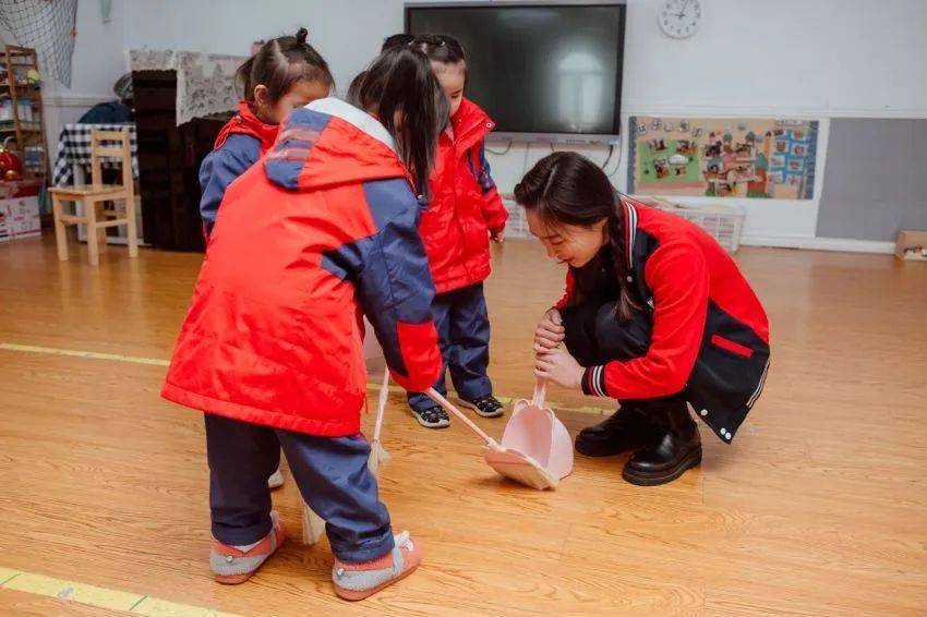 我们都是勤劳的小蜜蜂新年除尘能够扫尽霉气,招来好运.
