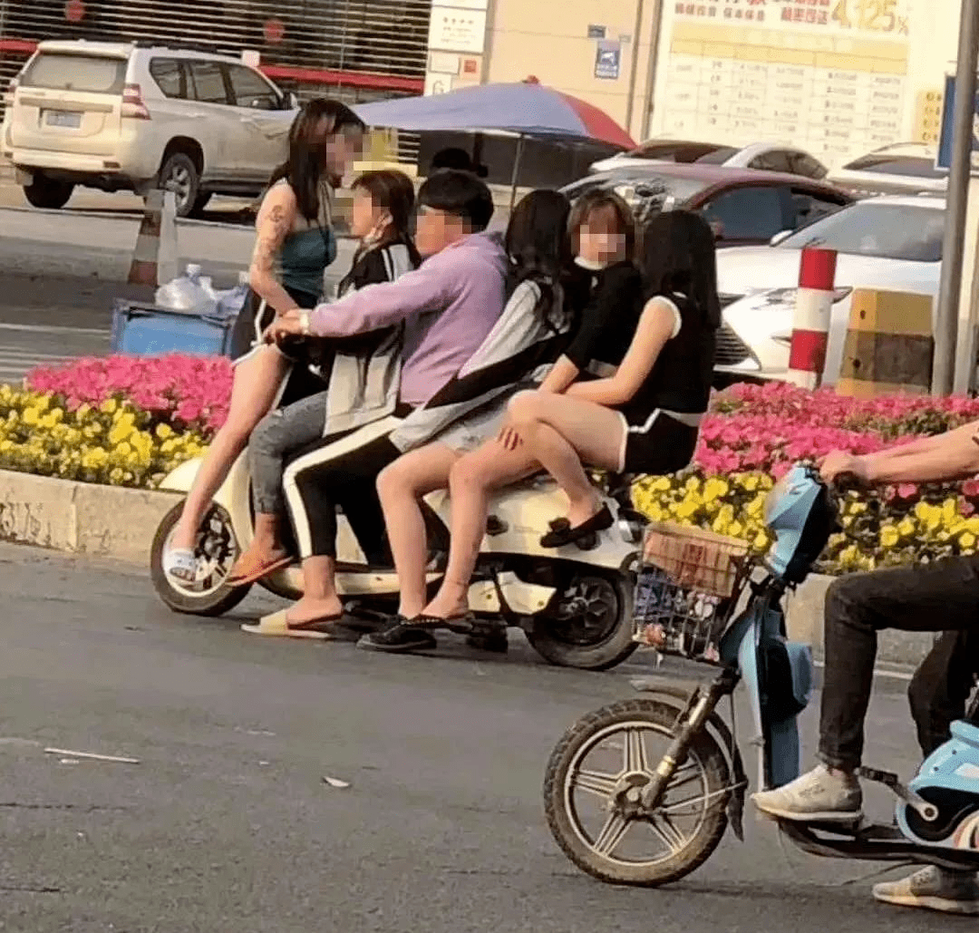 街头再现最靓的仔开摩托车载4名美女兜风车轮还会着灯