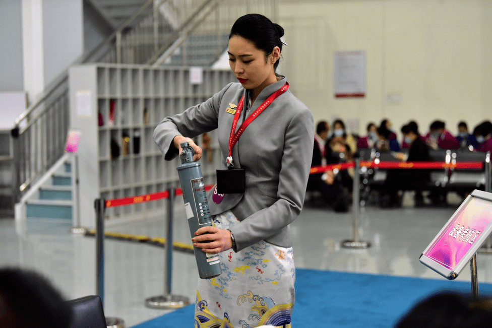 海南航空深圳乘务队参加民航深圳辖区首届"客舱乘务员技能大赛"