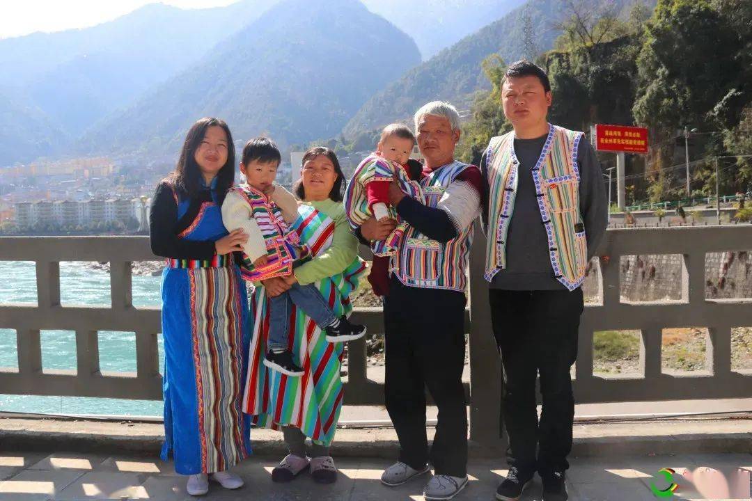 贡山县迪志强家庭受到全国妇联表彰啦!