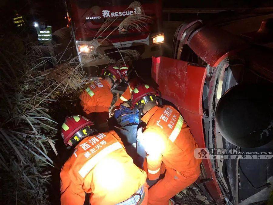 天等上映发生车祸司机被压得动弹不得