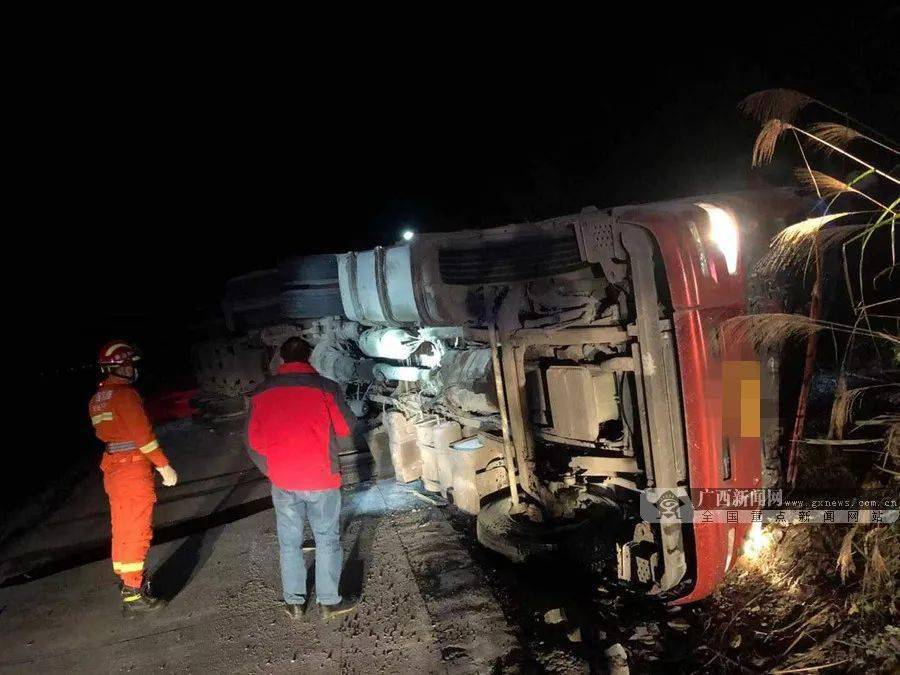 天等上映发生车祸,司机被压得动弹不得._手机搜狐网