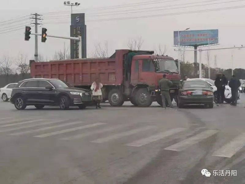 昨日丹阳这里发生一起车祸,轿车怒上了大卡车!还有这些车子被曝光!