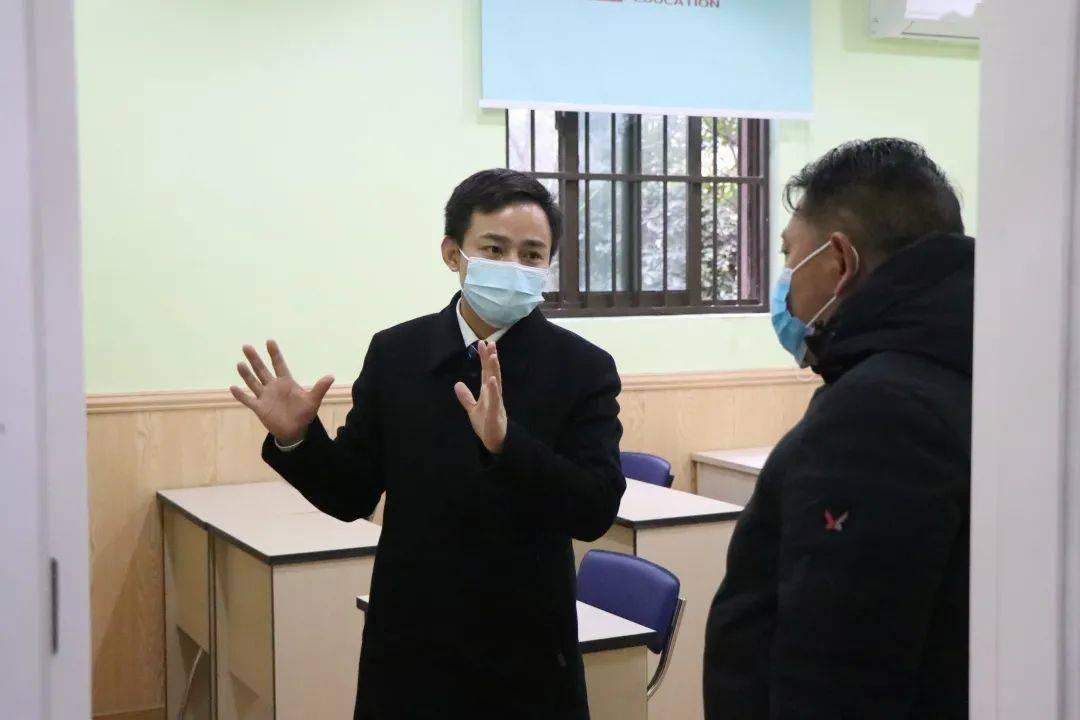 肥东县教体局职成办主任韦存和一行到翰林经开华邦校区走访检查指导工作