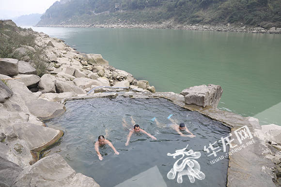 北碚嘉陵江上一处野温泉成打卡胜地有人专门从大渡口赶去体验