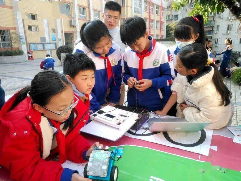 科普大篷车进校园孩子们体验科技乐趣多攀枝花市第一小学校科技节活动