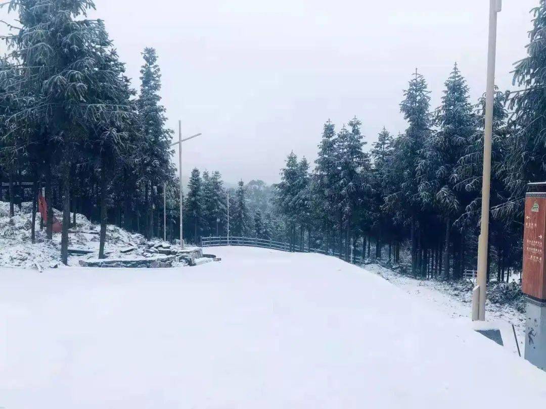 下雪了仙峰僰王山玉屏山超美雪景刷屏