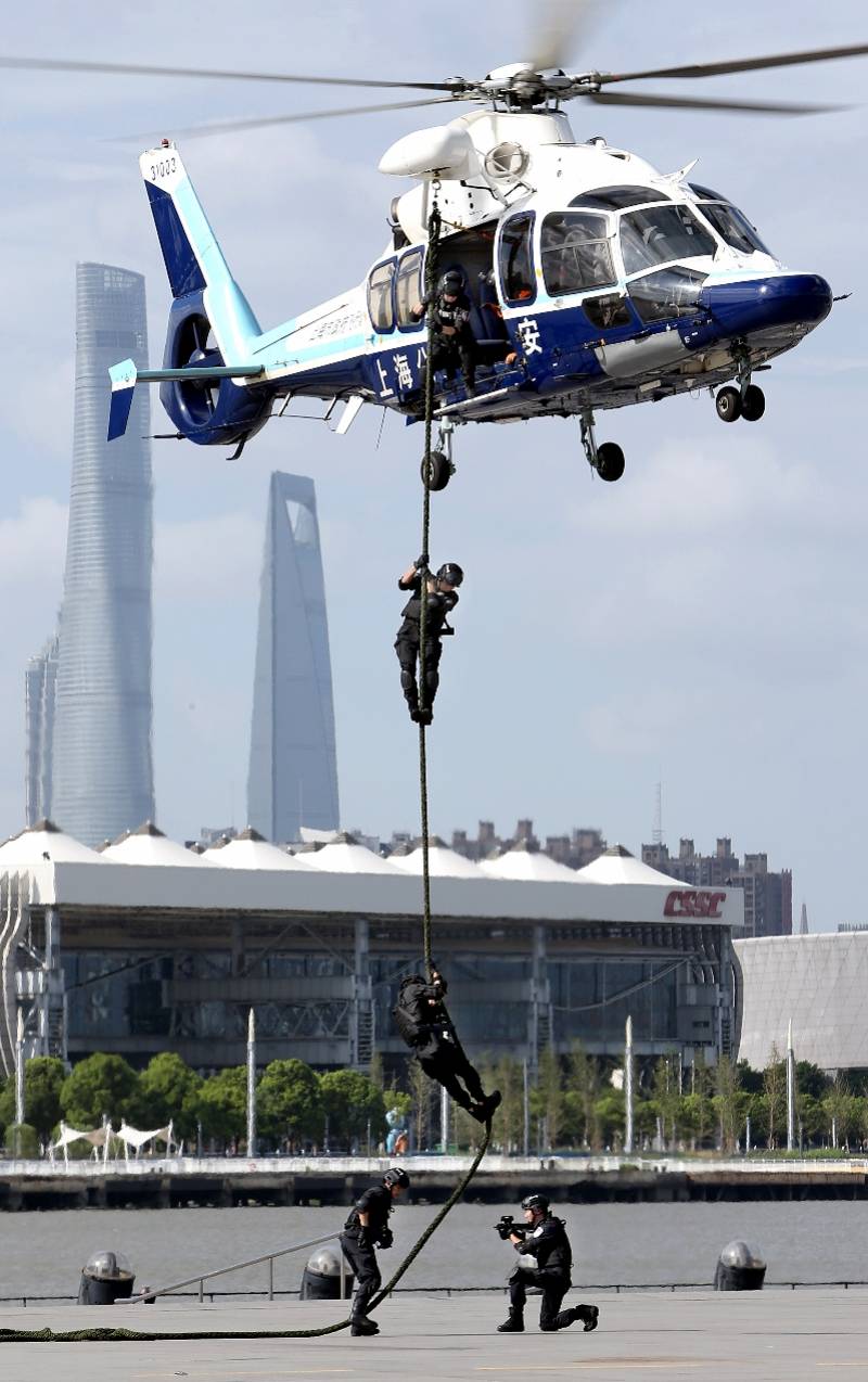 在上海举行的"水陆空"应急处突立体演练中,特警队员从直升机上进行索