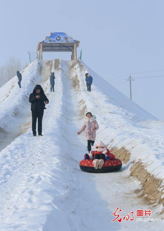 新疆呼图壁：畅游冰雪