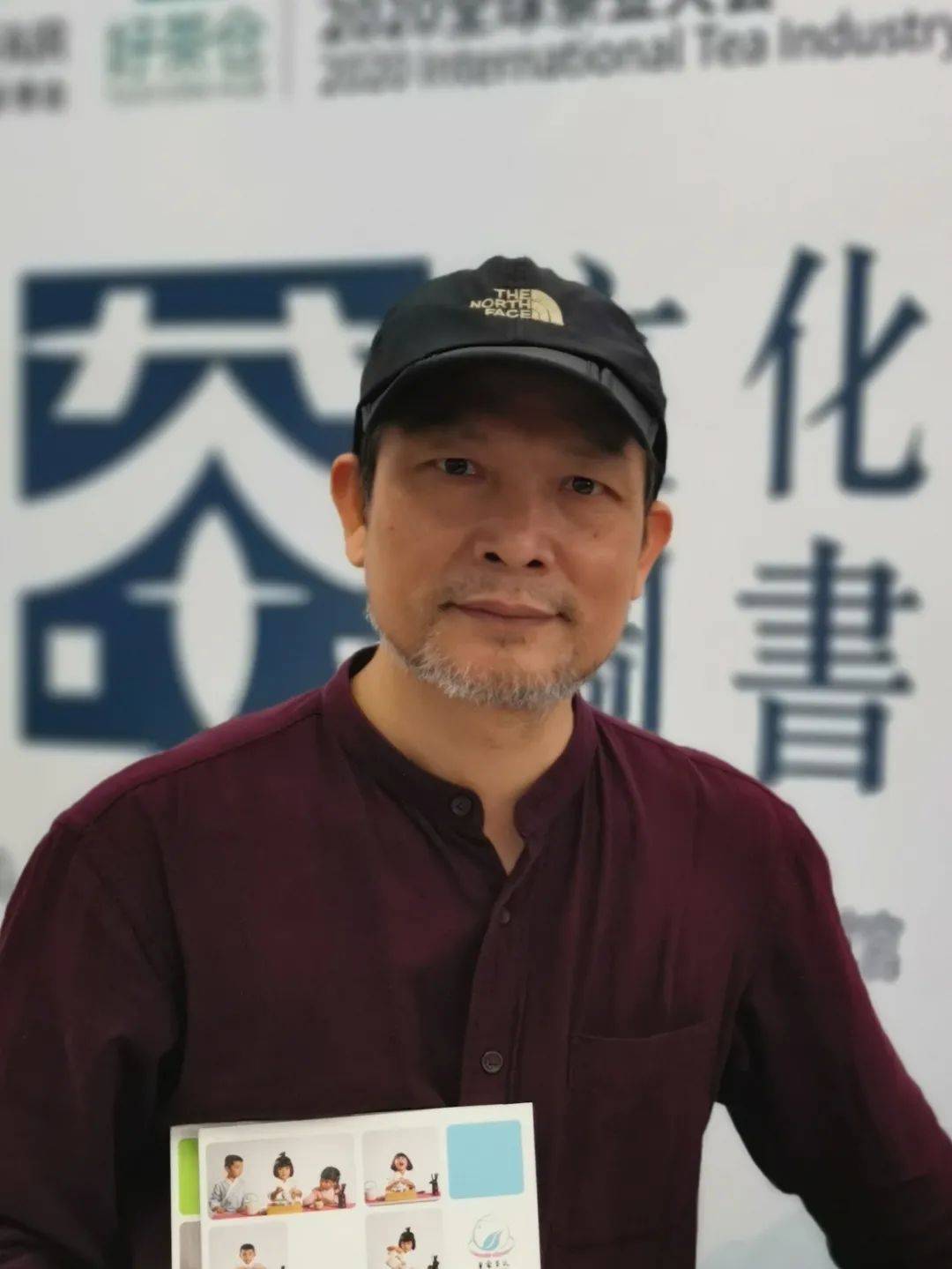 的工作室兼闲间喝功夫茶,细小的窗户,昏暗的煤油灯,一包烟丝三杯茶,在