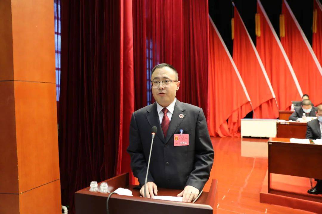 县人大常委会副主任高贵成代表县人大常务委员会作《县人大常委会工作