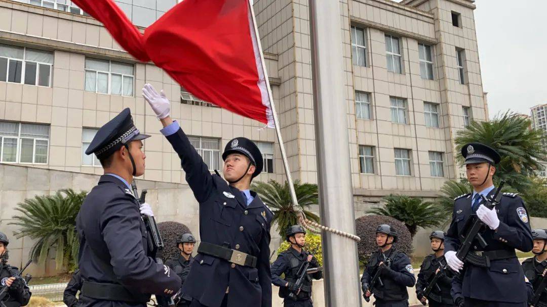 昨天(1月10日)上午, 玉林公安举行隆重的升国旗迎警旗仪式