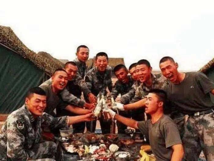 桌敬酒，道声辛苦，拉近了官兵关系；战友们相互敬酒，增进了彼此感情。铁打的营盘流水的兵，尽管军人津贴和