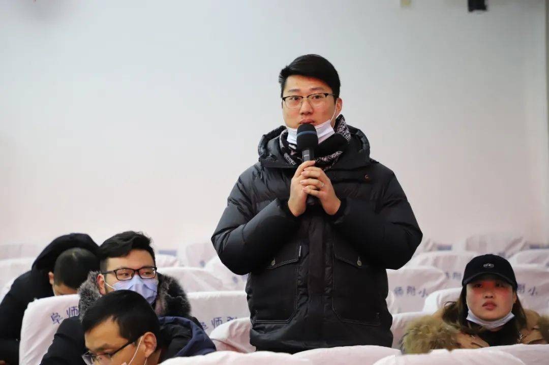 音乐老师们就器乐教学中的一些困惑进行了现场提问,梁苏先生声情并茂