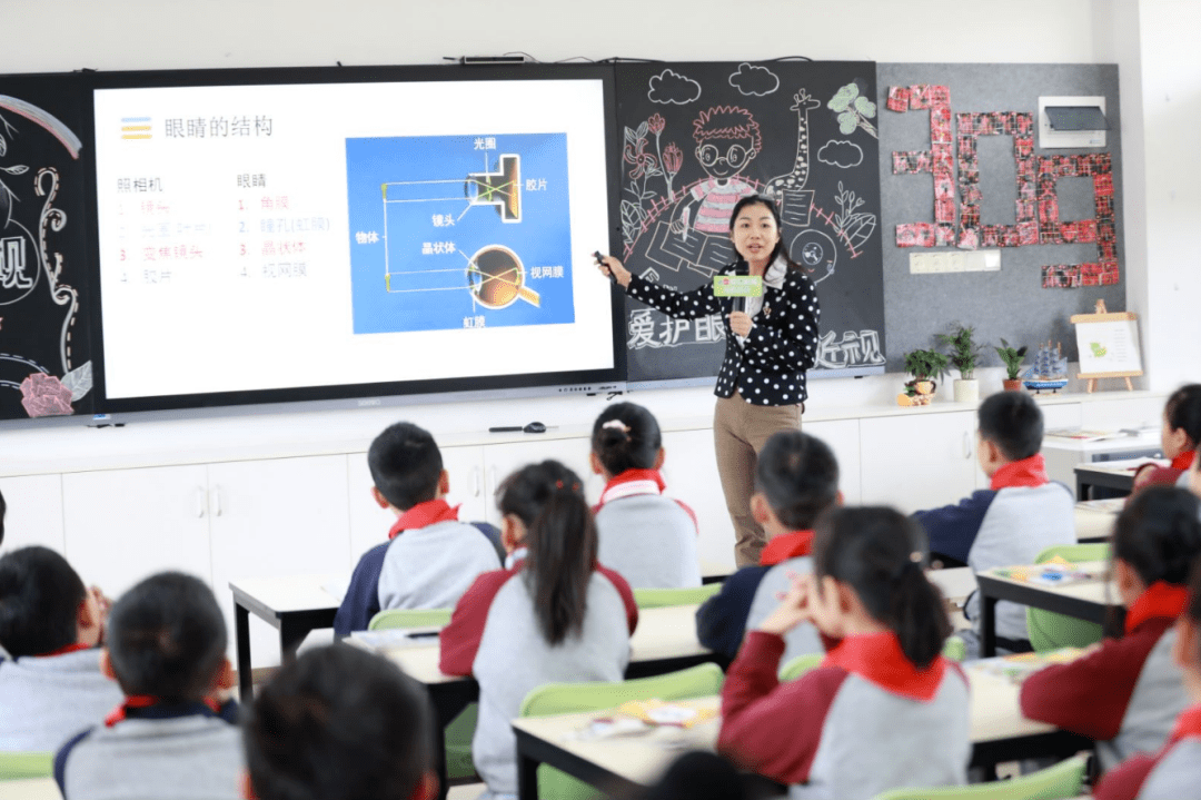 怎么样上好一节班会课 63e3968bcabb49e4990fdda839b47695.png