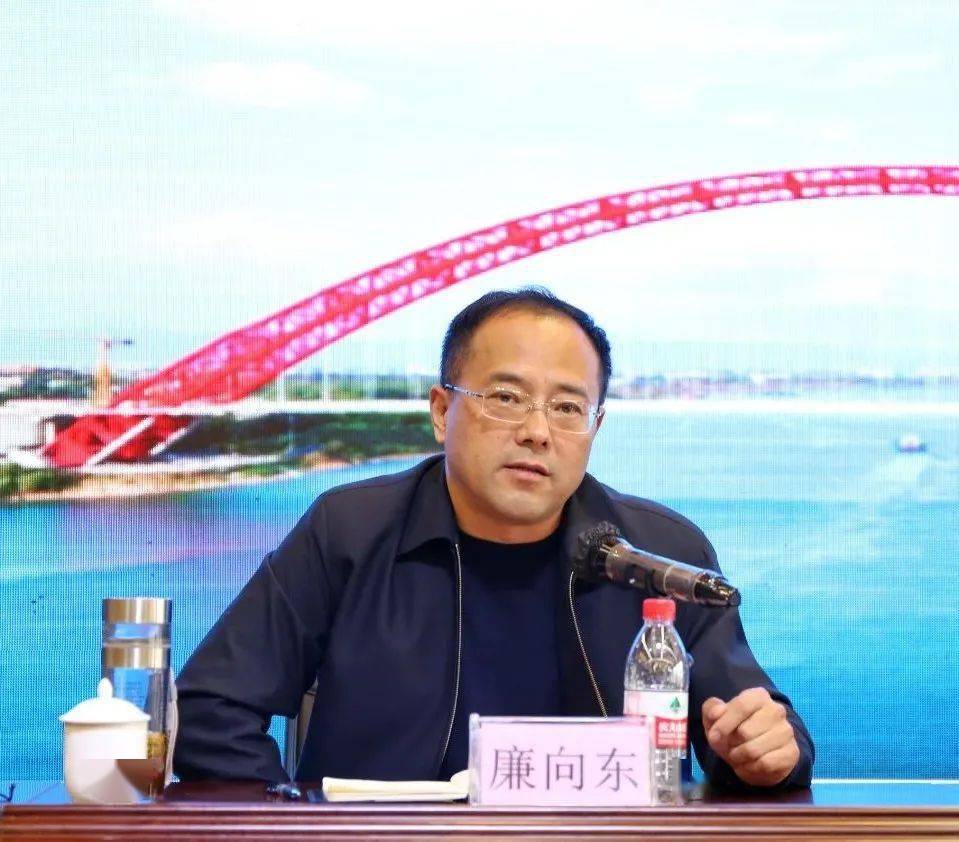 集团公司副总经理廉向东主持会议.