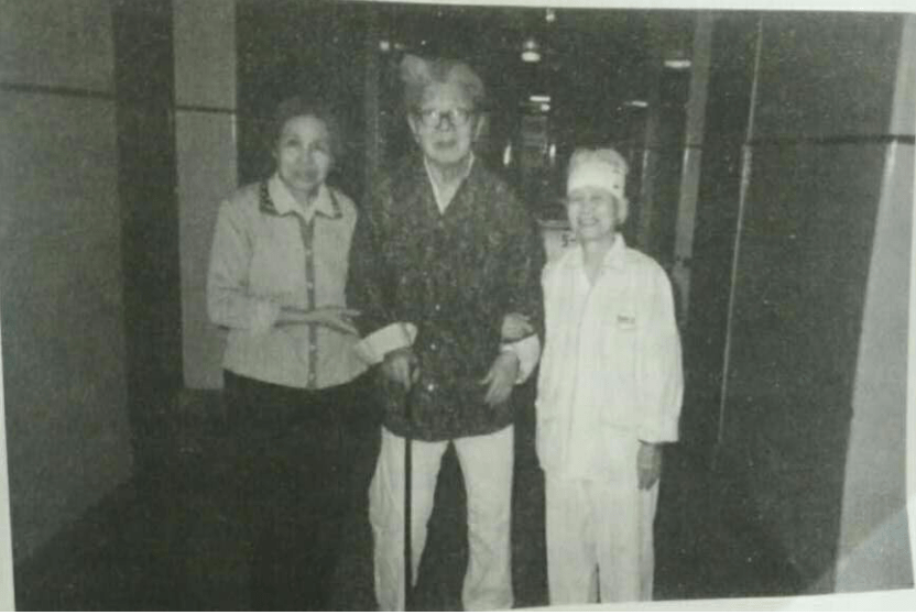 1993年4月2日常书鸿,李承仙探望草明后在病房外合影