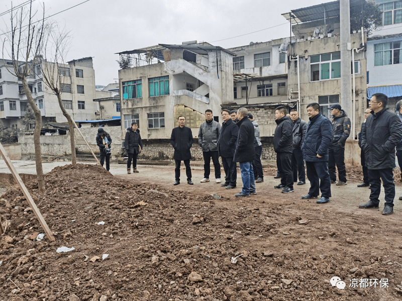 六枝特区区委副书记,政府区长方裕谦率队检查六枝河整治情况