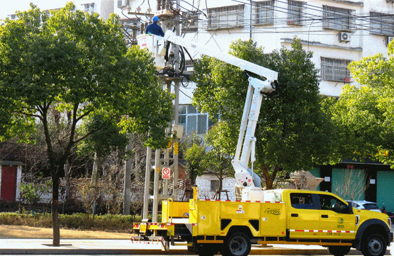 福建福州供电公司员工郑孝干在220千伏高岐变电站消除220千伏296和297