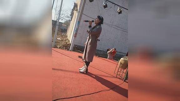 厉害了大衣姐一个人的舞台不怯场