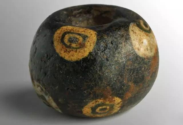 美丽的古代琉璃珠