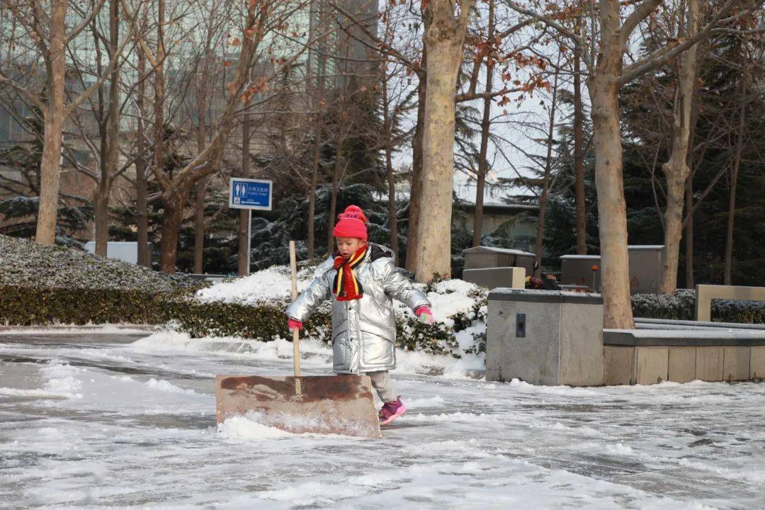 最美下雪天,最暖扫雪人