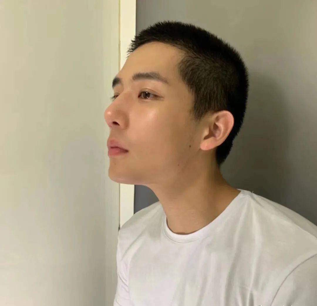 适合脸型:不适合---菱形脸 第六款  发型:男生"碎盖狼尾"发型 适 