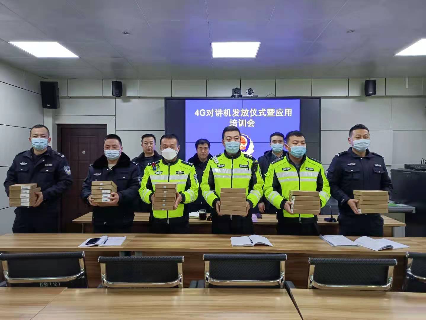 近日,长武县公安局交警大队专门为一线民警配发了4g对讲机,并邀请专门