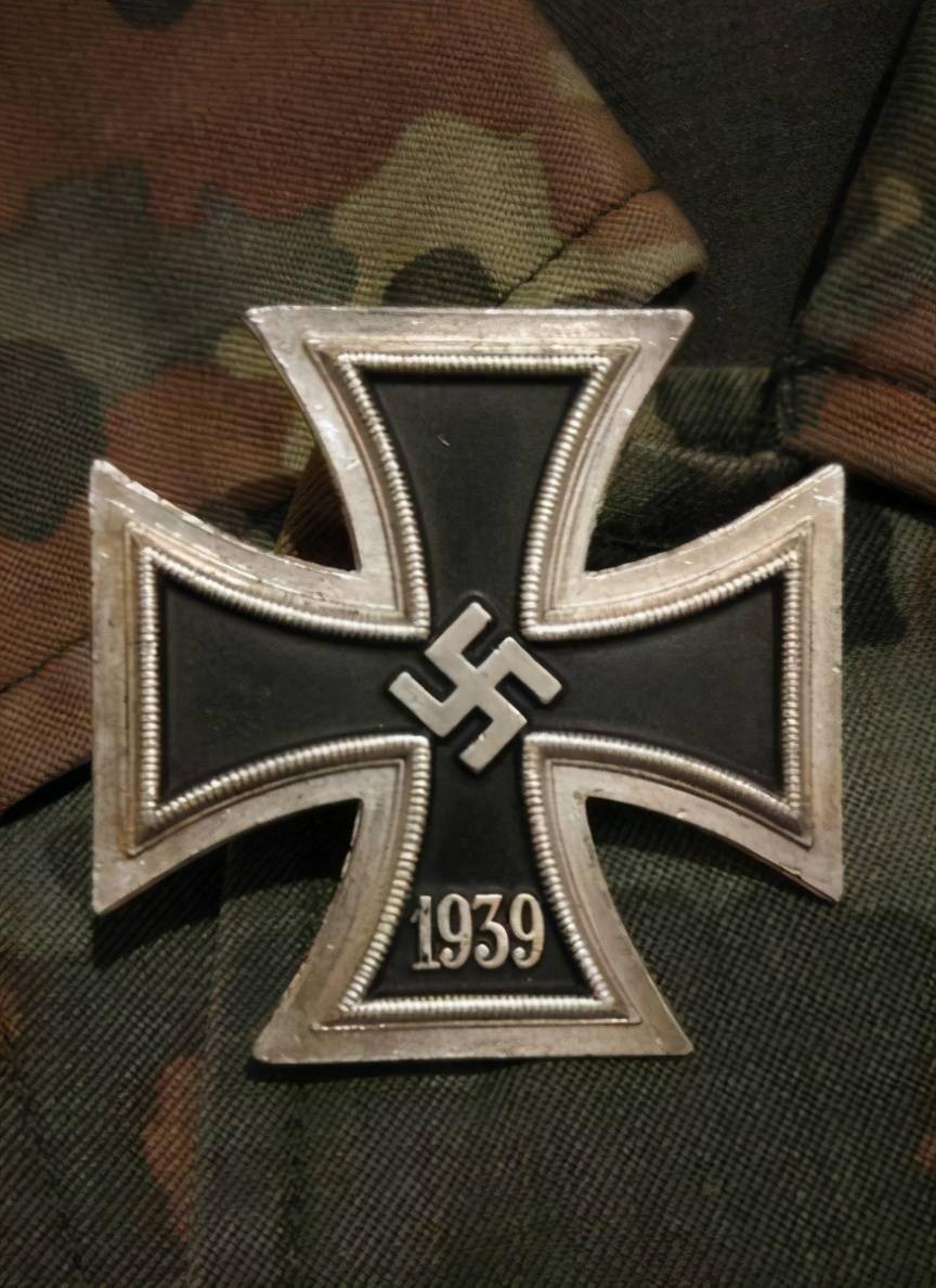 勋章正面中央有一个纳粹万字徽,十字架下臂底端铭刻着重设年份:1939.