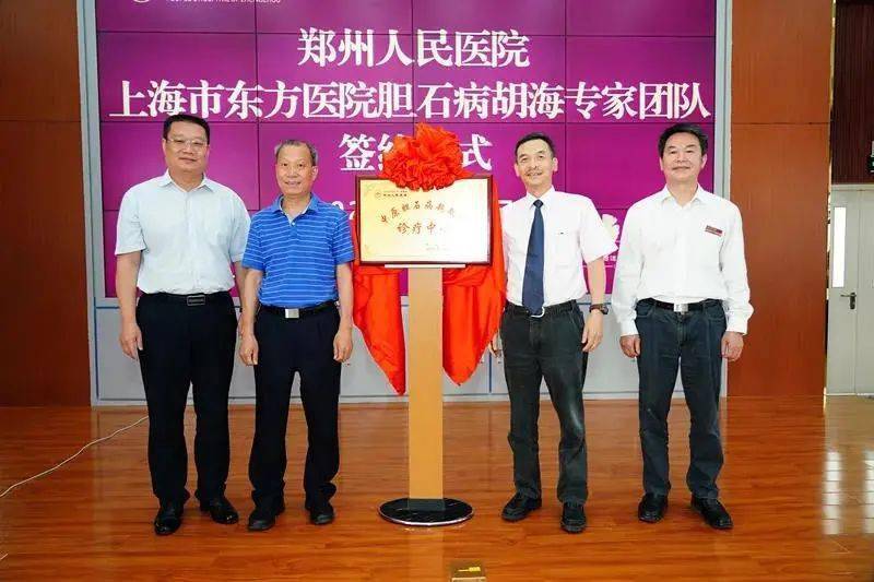 "上午8点,在郑州人民医院南部院区,胡海教授开始逐一查房,他认真听取