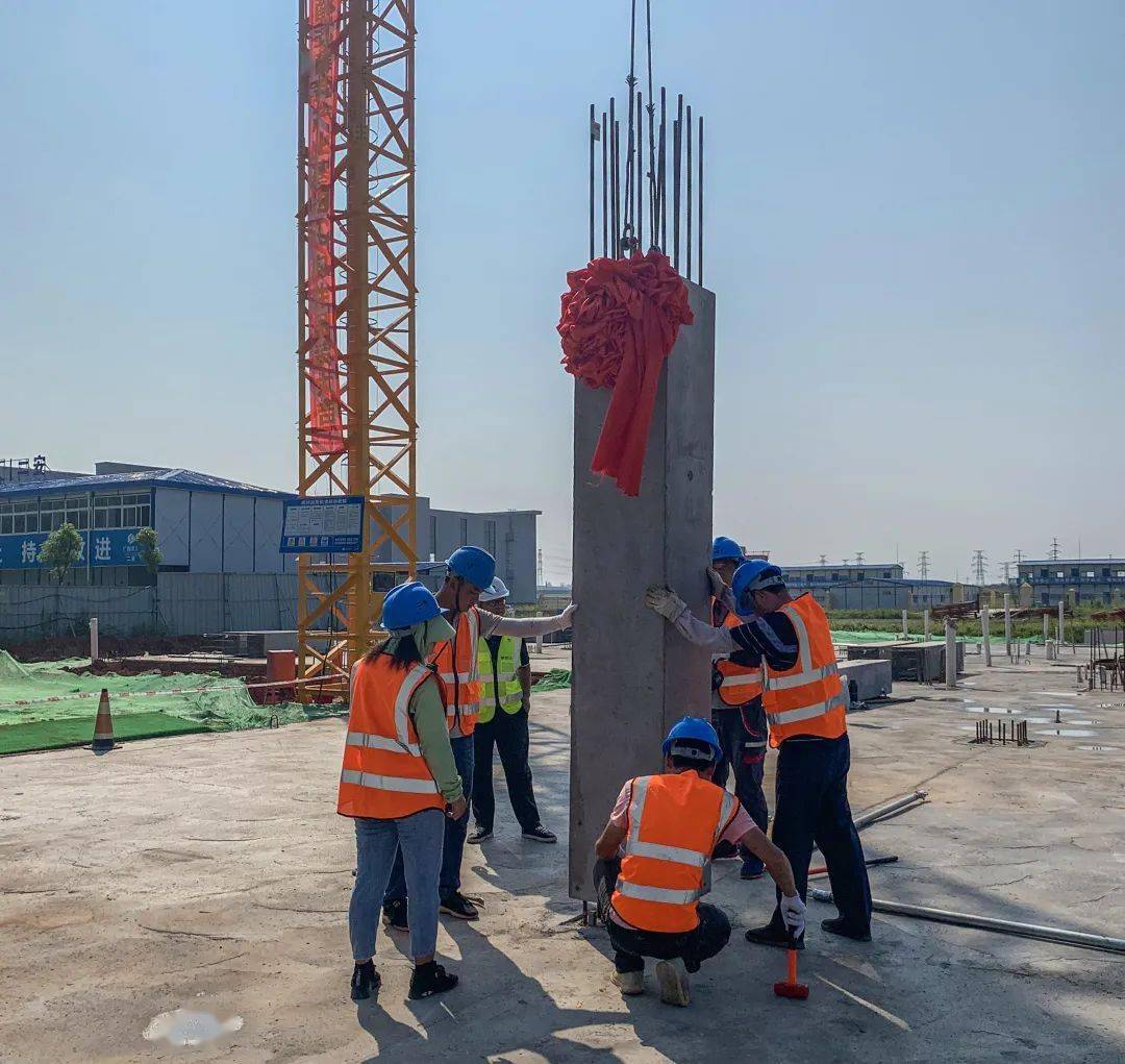 新余装配式建筑产业基地首根预制柱吊装