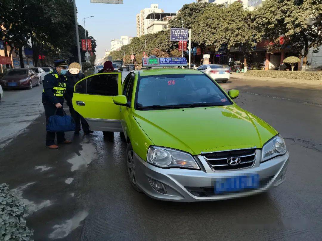 和姑婆山大道路段开展打击非法运营专项整治行动,检查营运车辆31辆